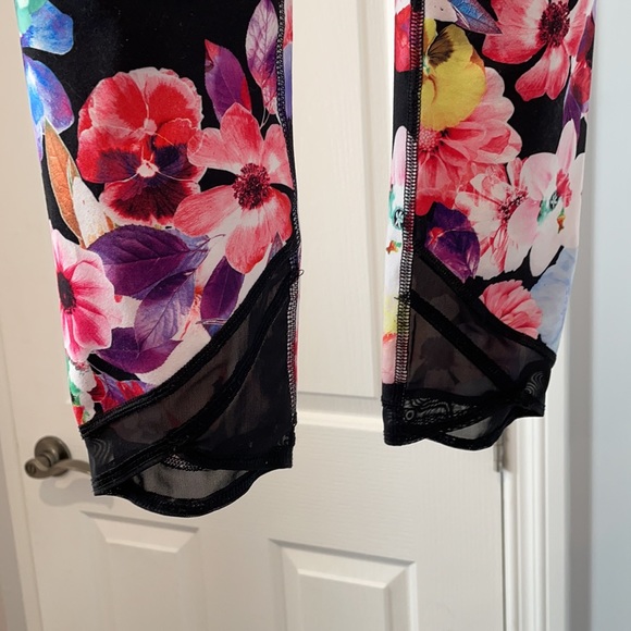 Old Navy Active floral leggings - Picture 2 of 4